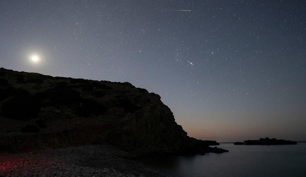 Puncak hujan meteor Perseid yang berlangsung pada 13 Agustus 2023 dapat dilihat dari berbagai penjuru langit mana pun. (AP Photo/Petros Giannakouris)