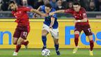 Laga Kualifikasi Piala Dunia 2022 antara Italia dan Swiss berlangsung sengit. Juara Euro 2020 gagal membawa poin penuh dari kandangnya sendiri usai ditahan imbang 1-1. (AP/Gregorio Borgia)