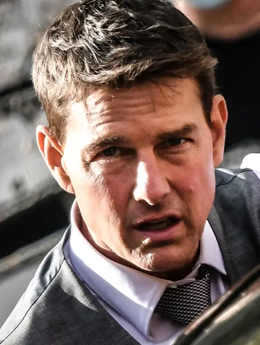 Aktor AS, Tom Cruise terlihat sedang syuting film "Mission Impossible 7" di Roma, Italia, Selasa (6/10/2020). Proses pengambilan gambar "Mission Impossible 7" kembali dilanjutkan setelah sempat terhenti akibat pandemi COVID-19. (Photo by Alberto PIZZOLI / AFP)