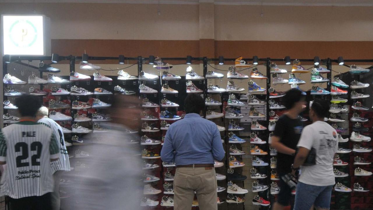 Pengunjung melihat koleksi sepatu dalam Jakarta Sneakers Day '𝗢n 𝗧o 𝗧he 𝗡ext 𝗣hase' 𝟐𝟎𝟐𝟰 di Jakarta Convention Center (JCC), Jakarta, Jumat (5/7/2024). Jakarta Sneakers Day (JSD) keenam ini diadakan sebagai wadah berkumpul bagi 