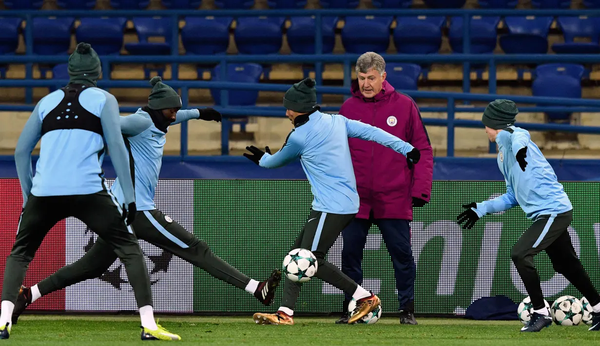 Para pemain Manchester City saat mengikuti sesi latihan jelang menghadapi Shakhtar Donetsk pada grup F Liga Champions. di Kharkiv, Ukraina (5/12). Pada pertandingan pertama City unggul 2-0. (AFP Photo/Genya Savilov)