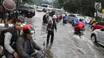 Sejumlah pengendara menerobos banjir yang merendam kawasan Gambir, Jakarta, Kamis (15/2). Banjir tersebut mengakibatkan jalan di sekitar lokasi terpaksa ditutup karena tidak bisa dilalui kendaraan bermotor. (Liputan6.com/Immanuel Antonius)