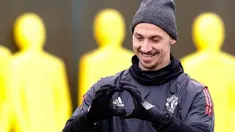 Penyerang Manchester United, Zlatan Ibrahimovic bergaya saat mengikuti sesi latihan di AON Training Complex, Carrington, Inggris (21/11). Latihan ini jelang pertandingan Liga Champions melawan Basel. (Martin Rickett / PA via AP)