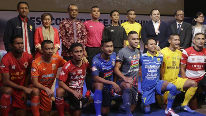 Para pemain perwakilan klub foto bersama saat Peluncuran Shopee Liga 1 di SCTV Tower, Jakarta, Senin (13/5). Sebanyak 18 klub akan bertanding pada Liga 1 mulai tanggal 15 Mei. (Bola.com/Vitalis Yogi Trisna)