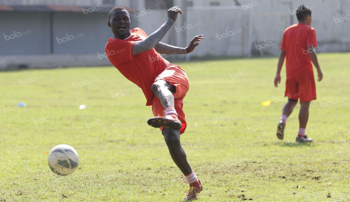 Penyerang Persija asal Kamerun, Pierre Boya, melepaskan tendangan saat latihan di Lapangan Villa 2000, Tangerang, Selasa (3/5/2016). (Bola.com/Vitalis Yogi Trisna)