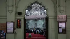 Umat Muslim berdoa untuk korban penembakan massal Christchurch di Selandia Baru di Masjid Jamia, Hong Kong  (18/3). Mereka berdoa untuk korban penembakan yang menewaskan 50 orang di Masjid Al Noor, Christchurch, Selandia Baru. (AFP Photo/Viviek Prakash)