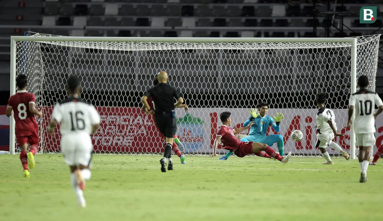 Usai tertinggal satu gol, Timnas Timor Leste U-20 sempat mengancam melalui Luis Figo Ribeiro. Beruntung, tembakannya masih mampu ditepis kiper Cahya Supriadi. (Bola.com/Ikhwan Yanuar)
