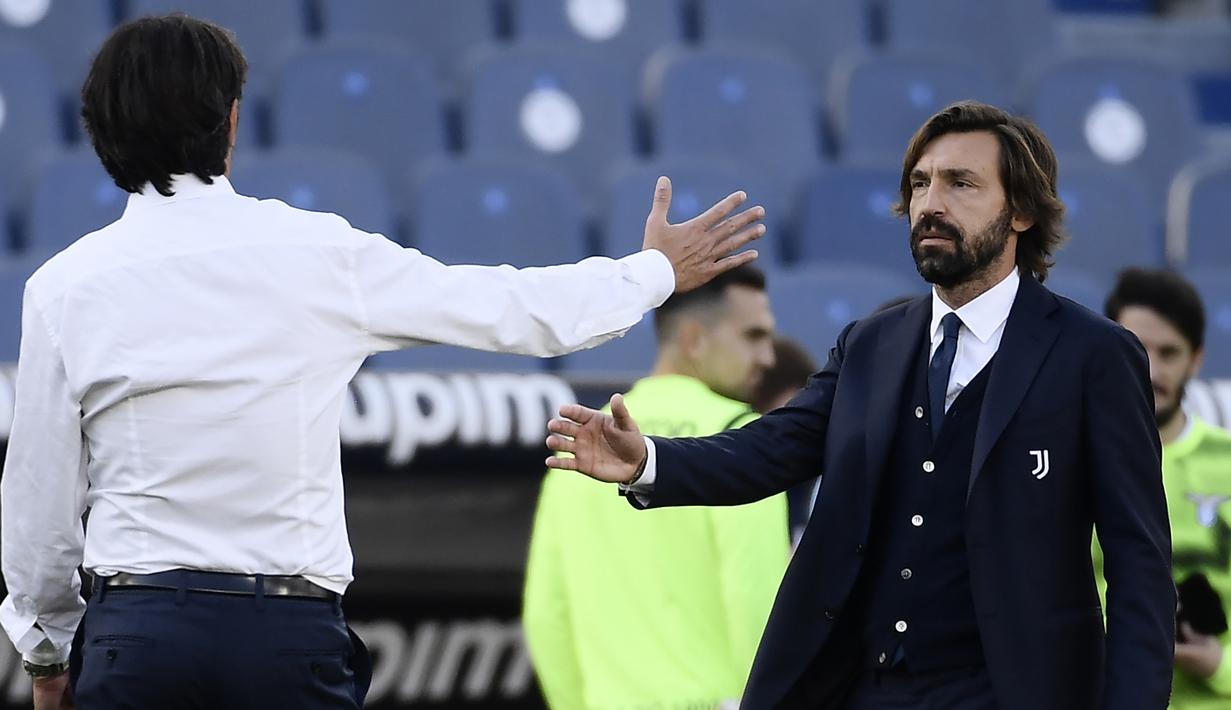 Pelatih Juventus, Andrea Pirlo (kanan), menyambut jabatan tangan pelatih Lazio, Simone Inzaghi, usai lanjutan Liga Italia Serie A di Stadion Olimpico, Roma, Minggu (8/11/2020). Juventus bermain imbang 1-1 dengan Lazio. (AFP/Filippo Monteforte).