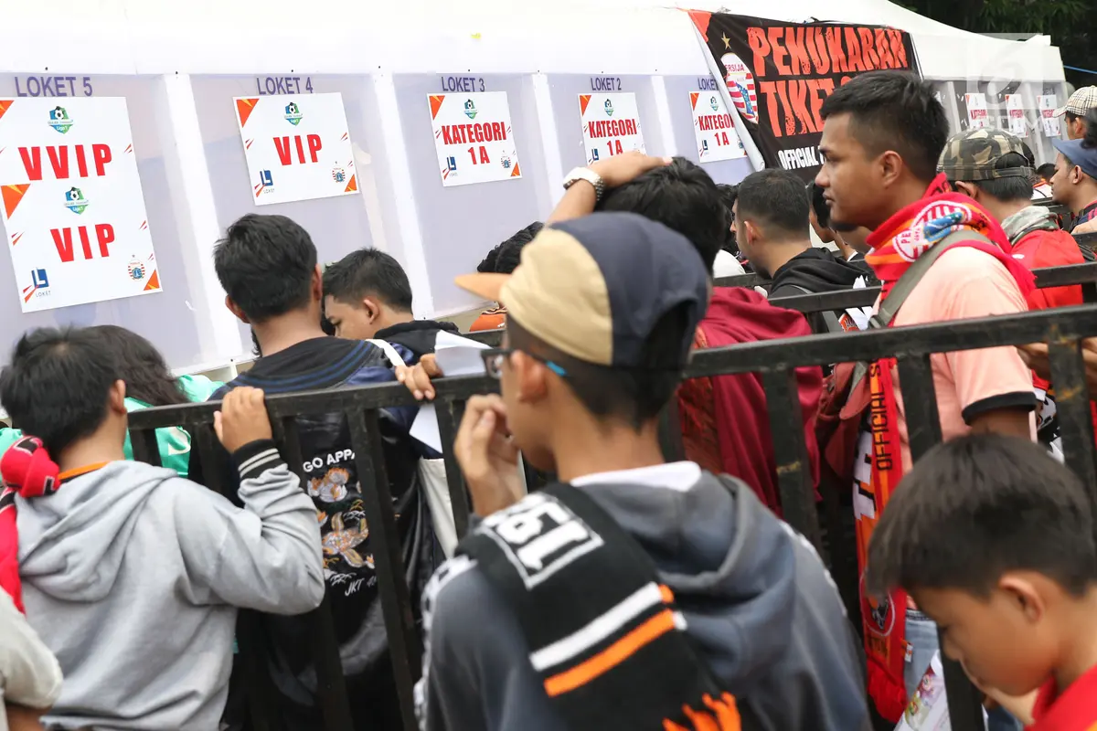 Suporter Persija Padati Lokasi Penukaran Tiket