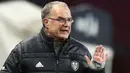 Pelatih Leeds United, Marcelo Bielsa, memberikan arahan kepada pemainnya saat melawan Aston Villa pada laga lanjutan Liga Inggris di Villa Park, Sabtu (23/10/2020) dini hari WIB. Leeds United menang 3-0 atas Aston Villa. (AFP/Michael Steele/pool)