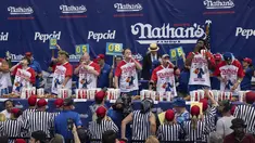 Para peserta lomba makan hot dog selama kontes makan hot dog Nathan's Famous Fourth of July 2023 di bagian Coney Island, Brooklyn, New York, Selasa (4/7/2023). (AP Photo/Yuki Iwamura)
