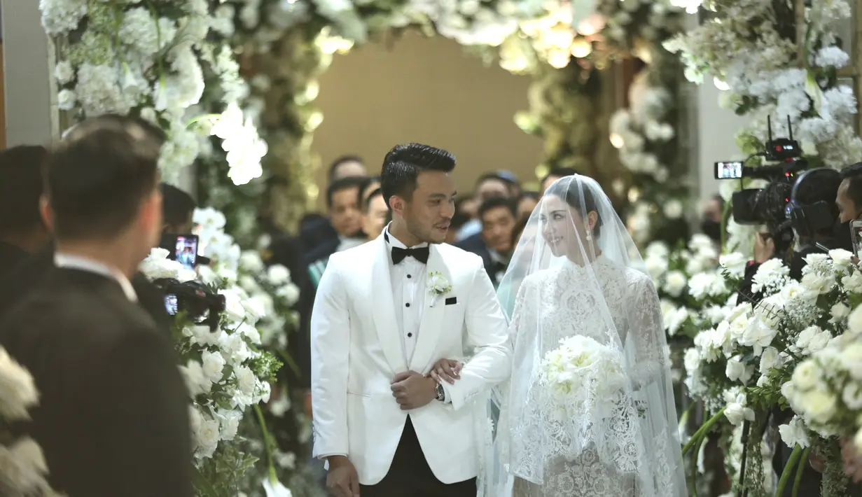 Kebahagiaan begitu terpancar dari keduanya. Didalam gereja, keduanya berjalan menuju tempat keduanya untuk mengucap janji sehidup semati dalam mahligai pernikahan. Yakup mengandeng calon istrinya. Keduanya salin menatap. [Daniel Kampua/Fimela.com]