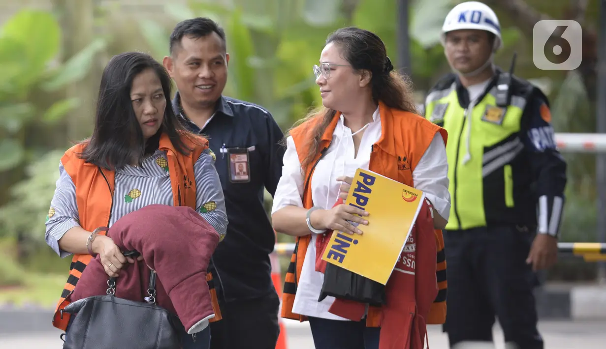 Indung selaku orang kepercayaan mantan anggota DPR dari Fraksi Golkar, Bowo Sidik Pangarso (kiri) dan mantan anggota Bawaslu, Agustiani Tio Fridelina (kanan) berjalan akan menjalani pemeriksaan di Gedung KPK, Jakarta, Selasa (4/ 2/2020). (merdeka.com/Dwi Narwoko)