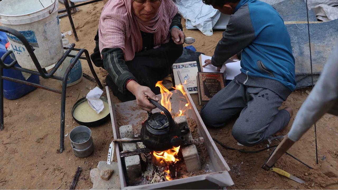 FOTO: Nestapa Warga Gaza:  Memasak dengan Buku Buku Bekas Universitas