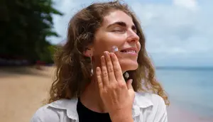 Cara Reapply Sunscreen di Atas Makeup, Praktis Tanpa Harus Dandan Ulang