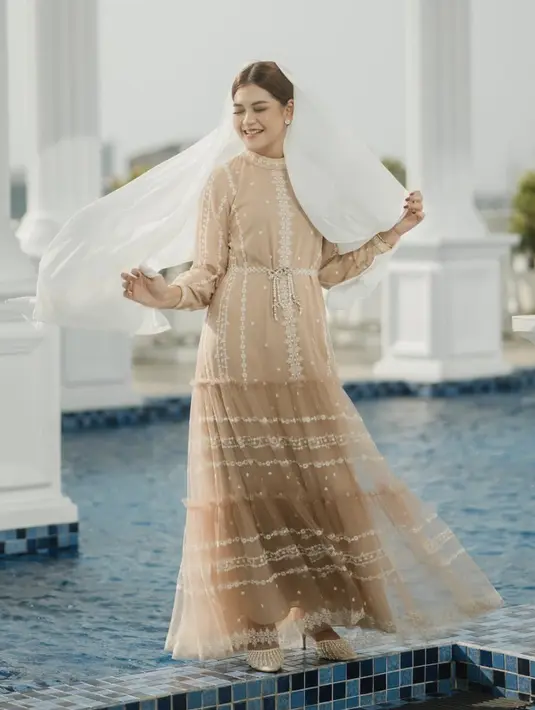 <p>Kenakan semi abaya dengan material tille, gaya manis Kahiyang Ayu begitu memikat. [Foto: Instagram/ Kahiyang Ayu]</p>