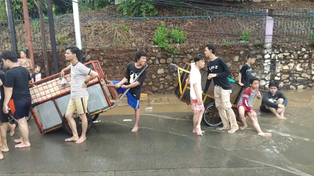 Ojek Gerobak saat Banjir di Kawasan Ciledug, Tangerang Selatan (Foto: Septian Pamungkas/Liputan6.com)