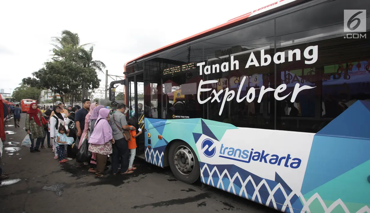 Penumpang mengantre menaiki bus Transjakarta Tanah Abang Explorer di Tanah Abang, Jakarta, Sabtu (3/2).  TransJakarta Tanah Abang Explorer pagi ini sudah mulai kembali beroperasi lagi dari jam 08.00 sampai 15.00 WIB. (Liputan6.com/Arya Manggala)