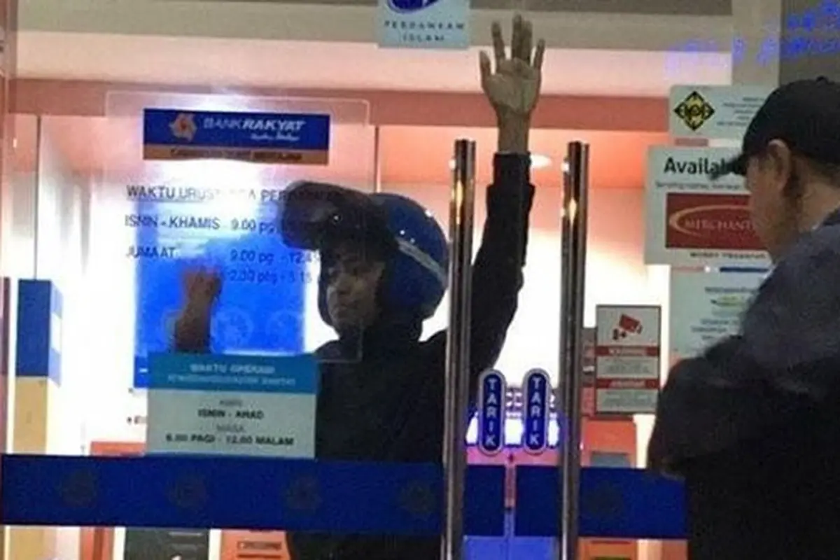 pria terkunci di ATM
