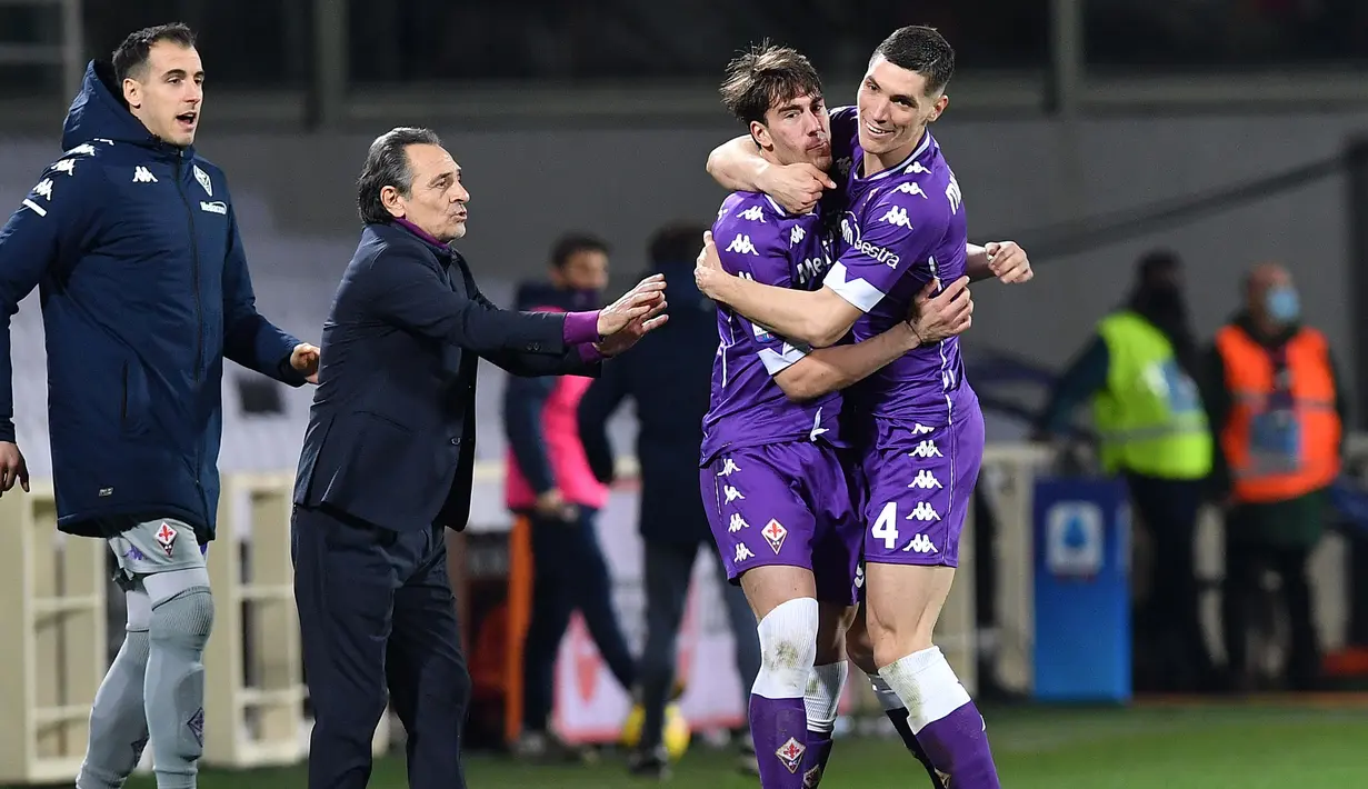 Striker Fiorentina, Dusan Vlahovic (kedua dari kanan) melakukan selebrasi usai mencetak gol pertama timnya ke gawang Spezia dalam laga lanjutan Liga Italia 2020/21 pekan ke-23 di Artemio Franchi Stadium, Jumat (19/2/2021). Fiorentina menang 3-0 atas Spezia. (LaPresse via AP/Jennifer Lorenzini)