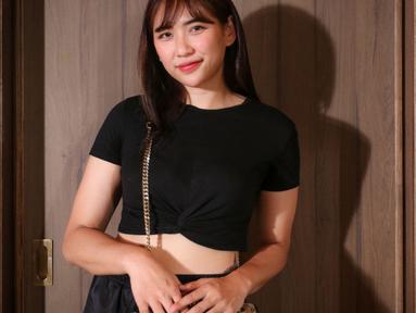 Pemain Timnas Voli Putri Indonesia, Yolla Yuliana berpose di depan fotografer setelah konferensi pers AVC Challenge Cup for Women 2023 yang berlangsung di Senayan City, Jakarta, Selasa (14/06/2023). Yolla kembali masuk ke dalam daftar nama skuad asuhan Timnas Voli Putri Indonesia untuk ajang AVC Challenge Cup for Women 2023 yang akan berlangsung pada 18-25 Juni 2023 di GOR Tri Dharma, Gresik, Jawa Timur. (Bola.com/Bagaskara Lazuardi)