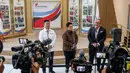 Menpora RI, Erick Thohir, Ketua Komite Olimpiade Indonesia (KOI), Raja Sapta Oktohari, dan Duta Besar Indonesia untuk Malaysia, Mohammad Iman Hascarya Kusumo memberikan keterangan setelah melakukan pertemuan membahas SEA Games 2027 di Kantor Kemenpora RI, Senayan, Jakarta Pusat, Jumat (20/02/2026). (Bola.com/Nur Iman Ali)
