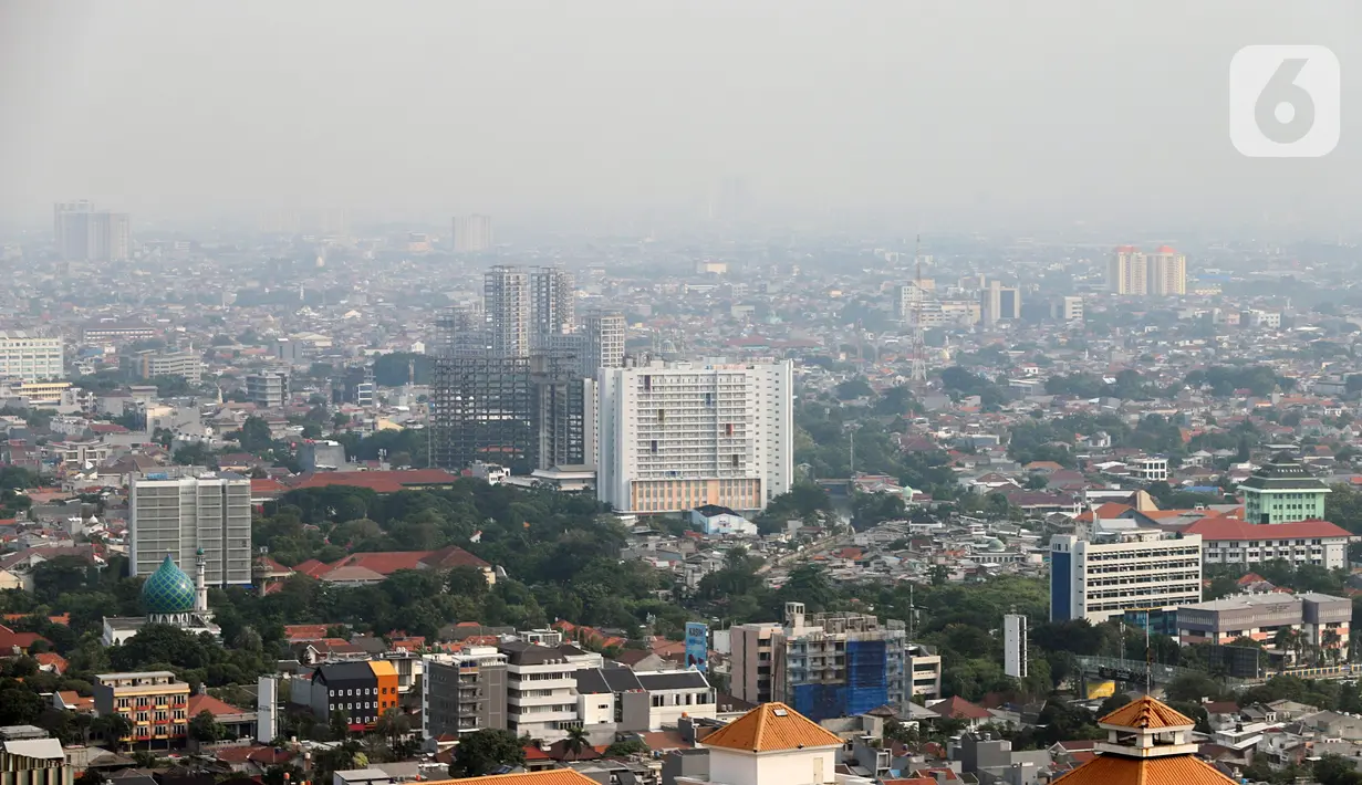 Suasana gedung bertingkat di Jakarta yang terlihat samar karena polusi udara, Kamis (8/6/2023). (Liputan6.com/Johan Tallo)