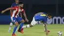 Striker Brasil, Gabriel Jesus (kanan) berusaha melewati hadangan bek Paraguay, Omar Alderete dalam laga kualifikasi Piala Dunia 2022 Zona Conmebol di Defensores del Chaco Stadium, Asuncion, Selasa (8/6/2021). Brasil menang 2-0 atas Paraguay. (AP/Jorge Saenz)