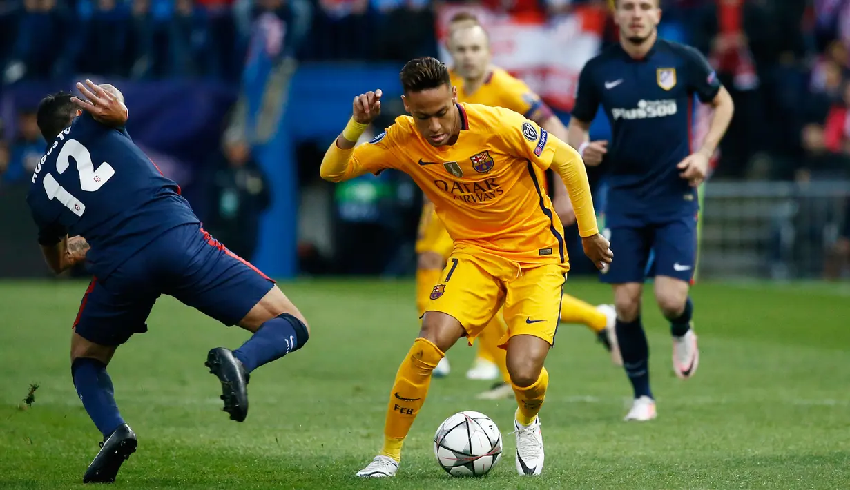 Penyerang Barcelona, Neymar berusaha melewati gelandang Atletico Madrid, Augusto Fernandez di leg kedua Liga Champions di Vicente Calderon, Madrid, (14/4). Atletico lolos ke semifinal usai mengalahkan Barcelona dengan agregat 3-2. (Reuters/Juan Medina)