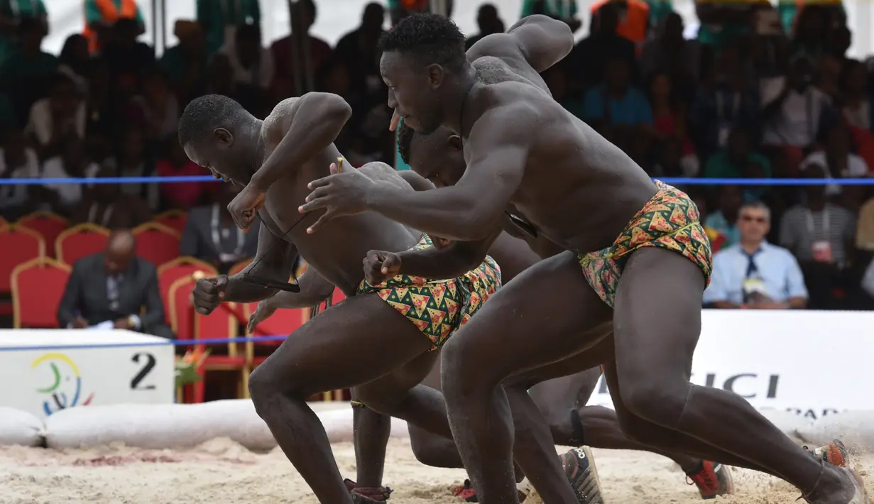 Para pegulat Senegal bersiap menghadapi kompetisi di final gulat tradisional saat Pertandingan Francophonie ke-8 di Treichville Sports Park di Abidjan pada 29 Juli 2017. (AFP Photo/Sia Kambou)