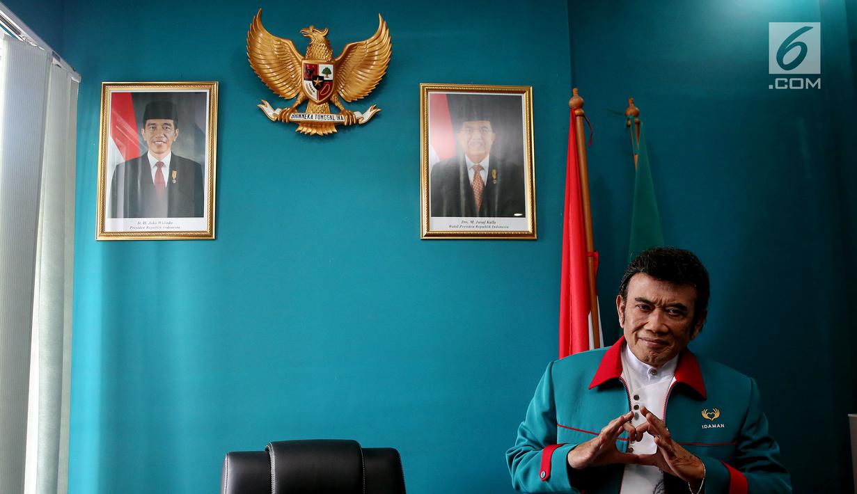 Ketua Umum Partai Idaman Rhoma Irama memberi salam Idaman saat sesi foto di Kantor DPP Partai Idaman, Jakarta, Selasa (16/1). Partai Idaman menyatakan akan melaporkan Bawaslu ke Dewan Kehormatan Penyelenggara Pemilu (DKPP). (Liputan6.com/JohanTallo)