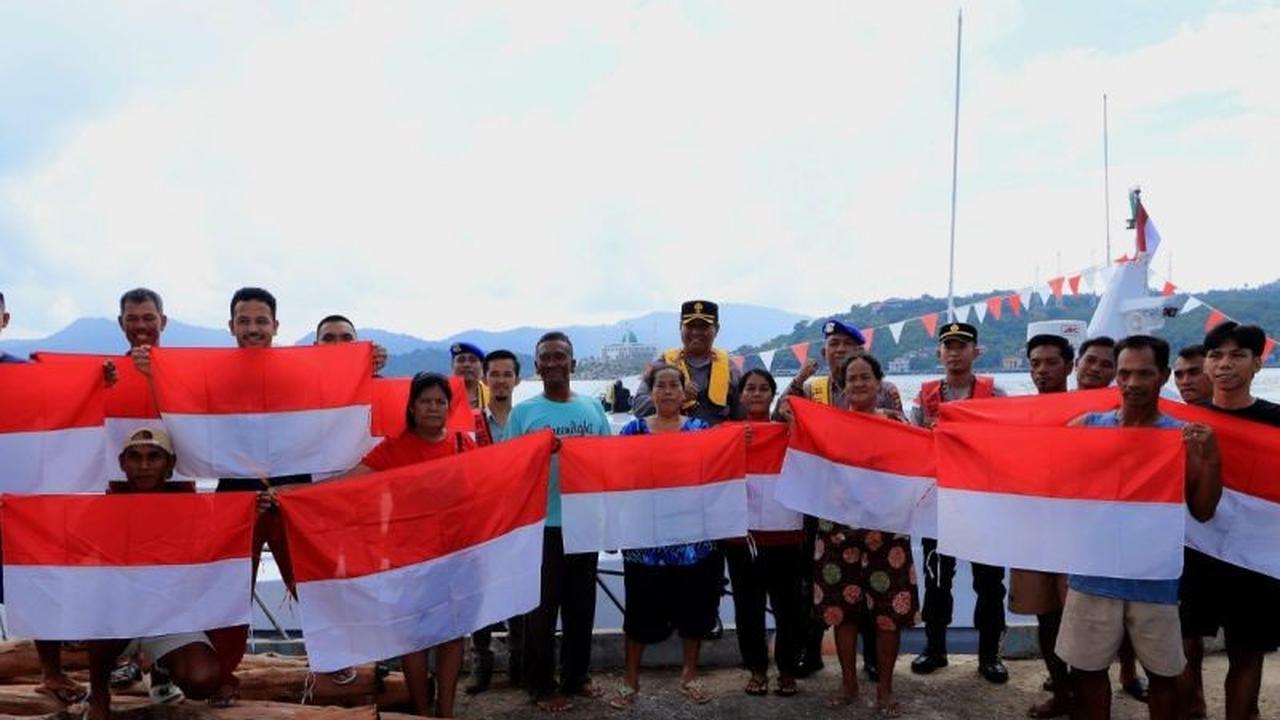 Polres Anambas Bagikan Bendera Merah Putih dan Bansos, Semarakkan HUT Ke-81 RI