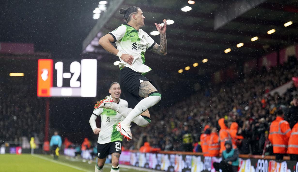 Pemain Liverpool, Darwin Nunez merayakan gol kemenangan timnya pada laga 16 besar Carabao Cup 2023/2024 melawan Bournemouth di Vitality Stadium, Bournemouth, Inggris, Kamis (02/11/2023) dini hari WIB. Kemenangan 2-1 Liverpool membawa mereka melangkah ke babak perempat final Carabao Cup 2023/2024. (AP Photo/Andrew Matthews)