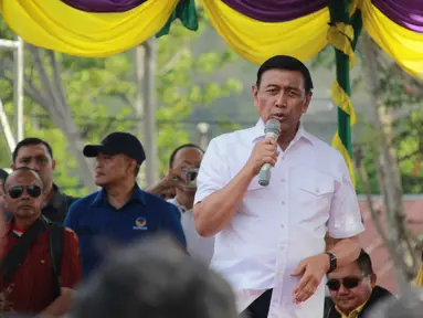 Politikus Partai Hanura Wiranto berorasi di depan massa pendukung capres dan cawapres nomor urut 01 Joko Widodo-Ma'ruf Amin di Lapangan Padebulo, Gorontalo, Selasa (2/4). Ini merupakan kampanye perdana pasangan nomor urut 01 di Gorontalo. (Liputan6.com/Arfandi Ibrahim)