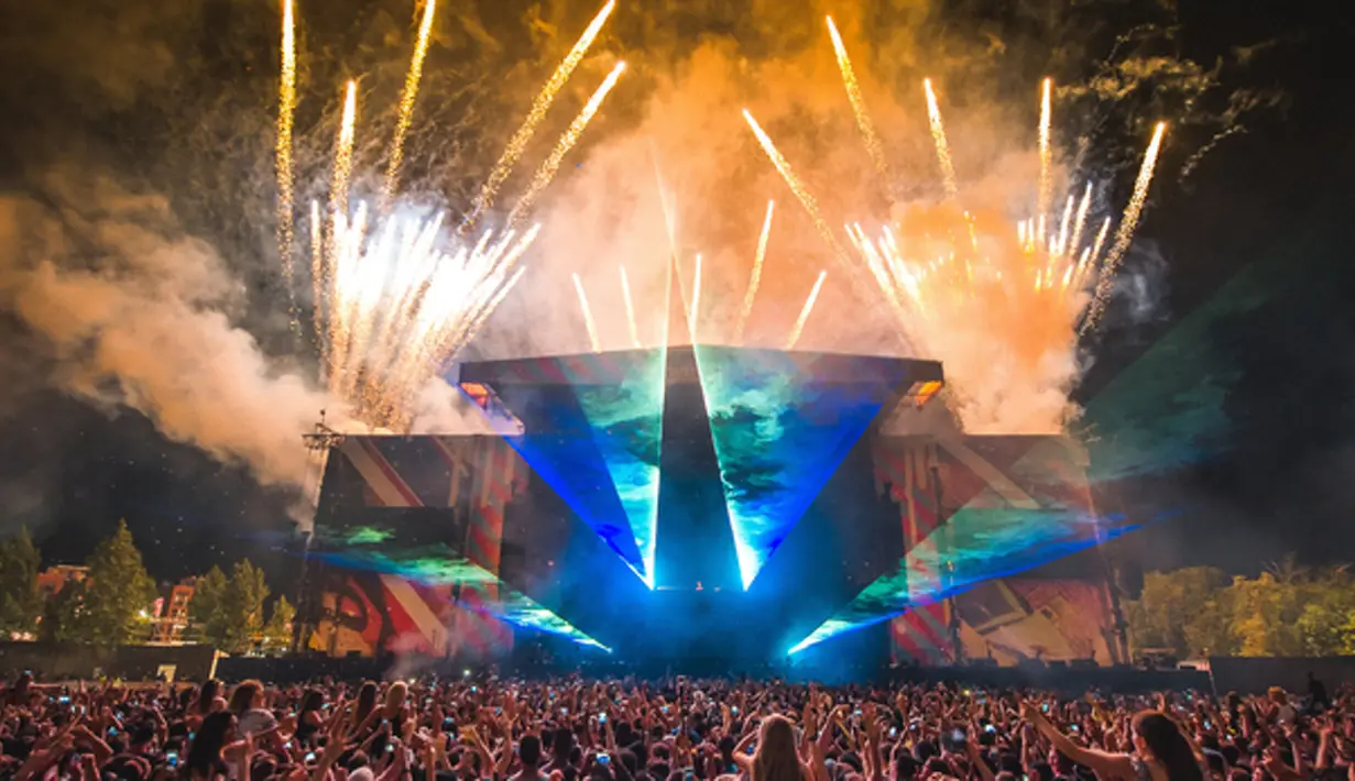 Lighting penampilan Avicii di main stage pada sabtu lalu (via digital.co.uk)