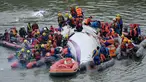 Petugas berusaha mengevakuasi penumpang pesawat milik TransAsia Airways di sungai Taipei, Taiwan, Rabu (4/2/2015). Pesawat yang mengangkut 58 penumpang dan awak pesawat itu terhempas ke sungai saat hendak lepas landas. (AFP PHOTO/Sam Yeh)
