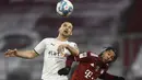 Gelandang Bayern Munchen Serge Gnabry berebut bola dengan bek Borussia Monchengladbach, Tony Jantschke pada laga pekan ke-18 Bundesliga di Allianz Arena, Sabtu (8/1/2022) dini hari WIB. Bayern Munchen dipermalukan di kandang sendiri 1-2. (AP Photo/Andreas Schaad)