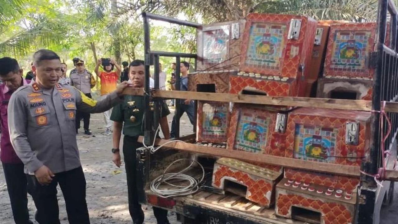 Termasuk mesin dingdong untuk judi juga diamankan oleh pihak TNI-Polri. Terlihat, tidak hanya ada satu atau dua mesin saja. Melainkan ada 30 unit mesin judi jackpot yang diamankan. <br>