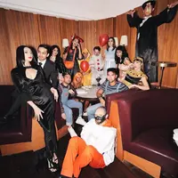 Lihat di sini beberapa ide kostum Halloween dari para artis yang tampil totalitas.