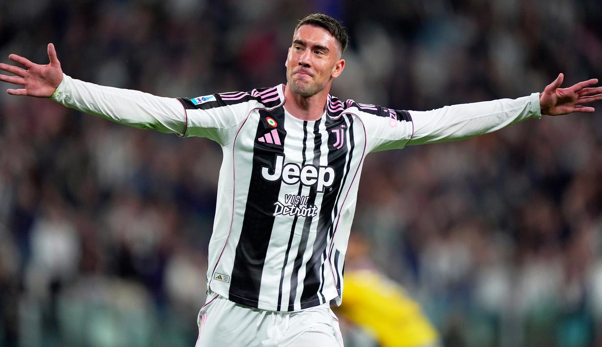 Dusan Vlahovic dari Juventus merayakan gol yang mengubah skor jadi 2-0 dalam pertandingan Serie A antara Juventus dan Udinese di Allianz Stadium, Minggu, 18 Mei 2025. (Spada/LaPresse via AP)