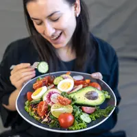 Rasa kenyang bukan hanya dipengaruhi oleh jumlah makanan, tetapi juga jenis makanan yang dikonsumsi. (Foto/dok: Freepik/pvproductions)
