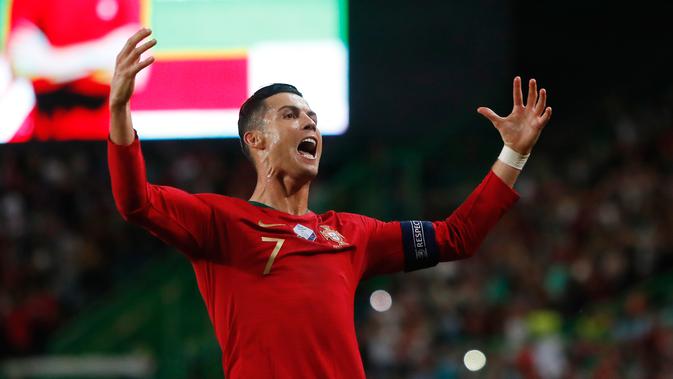 Megabintang timnas Portugal, Cristiano Ronaldo berselebrasi setelah mencetak gol ke gawang Luksemburg dalam laga lanjutan Grup B Kualifikasi Piala Eropa 2020 di Estadio Jose Alvalade, Jumat (11/10/2019). Ronaldo menyumbang gol saat Timnas Portugal menang 3-0 atas Luksembur. (AP/Armando Franca)