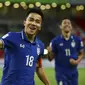 Selebrasi striker Thailand, Chanathip Songkrasin, usai membobol Timnas Indonesia pada leg pertama final Piala AFF 2020 di National Stadium, Singapura, Rabu (29/12/2021) malam WIB. (AP Photo/Suhaimi Abdullah)