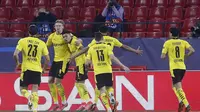 Para pemain Borussia Dortmund  merayakan gol yang dicetak oleh Erling Haaland ke gawang Sevilla pada laga Liga Champions di Stadion Ramon Sanchez Pizjuan, Kamis (18/2/2021). Dortmund menang dengan skor 2-3. (AP/Angel Fernandez)