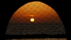 Matahari terbenam di pantai di kota pesisir Mediterania Israel Netanya, utara Tel Aviv (8/6/2021). Netanya adalah sebuah kota yang terletak di Israel. Kota ini terletak di antara sungai kecil Poleg dan insitut Wingate di selatan dan di sebelah utara terdapat sungai kecil "Avichail". (AFP/ Jack Guez)