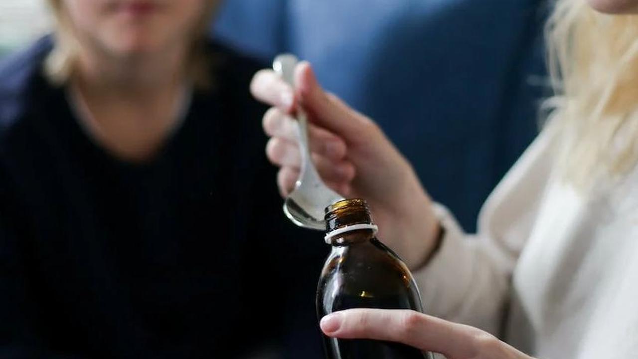 Pemberian preparat besi oral: Pemberian suplemen besi secara oral dengan dosis yang sesuai adalah langkah pertama dalam pengobatan anemia defisiensi besi. Pastikan anak mengonsumsinya sesuai petunjuk dokter.