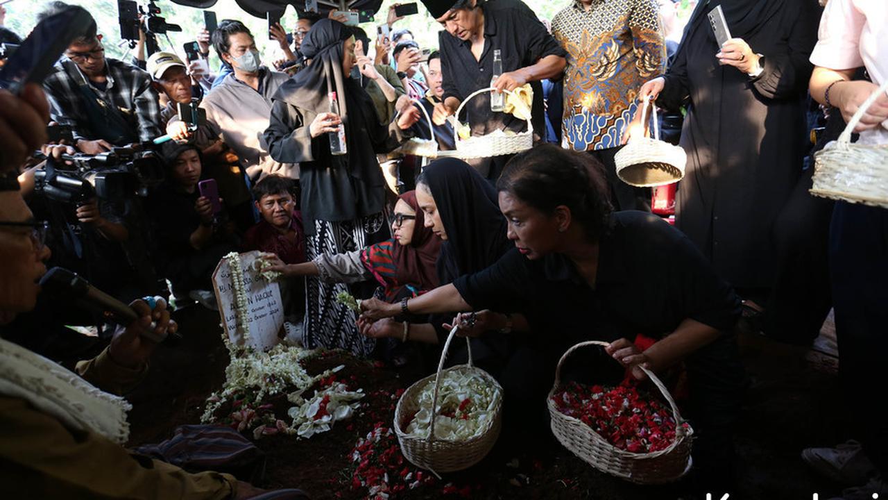 9 Potret Ikang Fawzi di Pemakaman Marissa Haque, Lantunkan Azan dalam Liang Lahad
