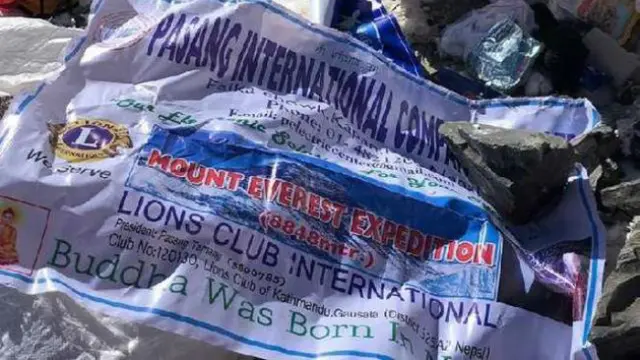 Dari foto-foto yang sempat beredar, ternyata banyak tumpukan sampah yang terlihat di Gunung Everest.
