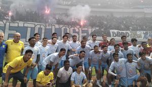 Skuad Persib Bandung berfoto di depan ribuan bobotoh yang memadati Stadion Gelora Bandung Lautan Api (GBLA) Kota Bandung, Kamis (7/5/2026). Ini merupakan bentuk dukungan terhadap Persib Bandung yang akan terbang ke Samarinda untuk duel panas melawan Persija Jakarta pada pekan ke-32 BRI Super League 2025/2026, Minggu (10/5/2026). (Bola.com/Erwin Snaz)