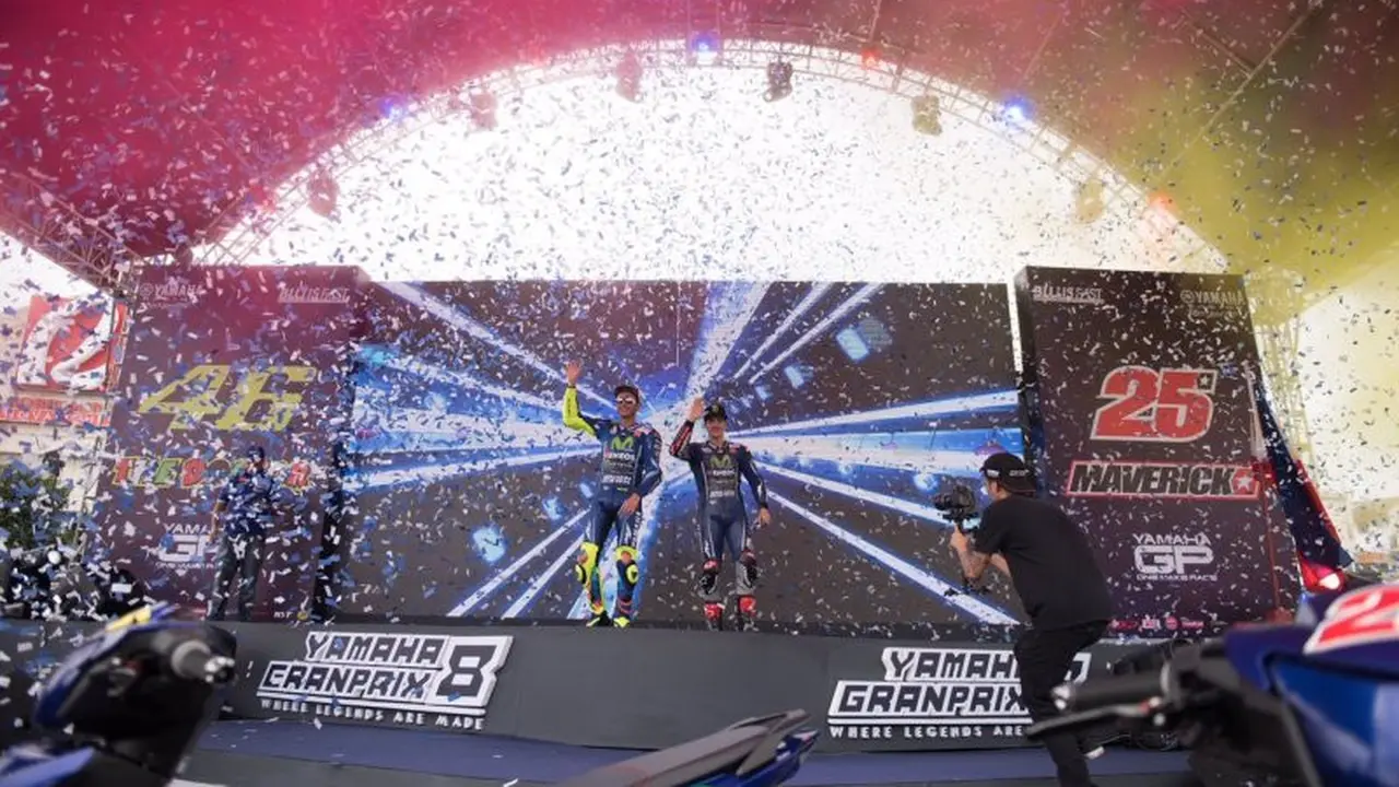 Valentino Rossi (kiri) dan Maverick Vinales.